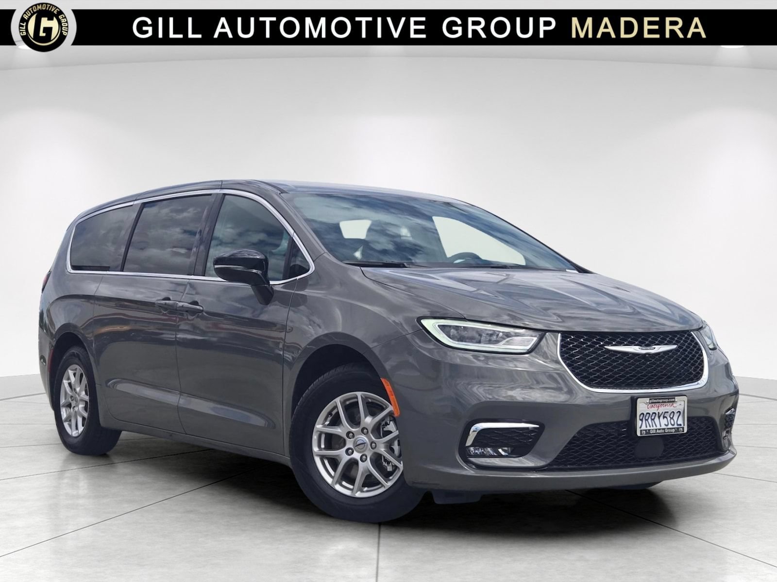 Used 2025 Chrysler Pacifica Select FWD image 1