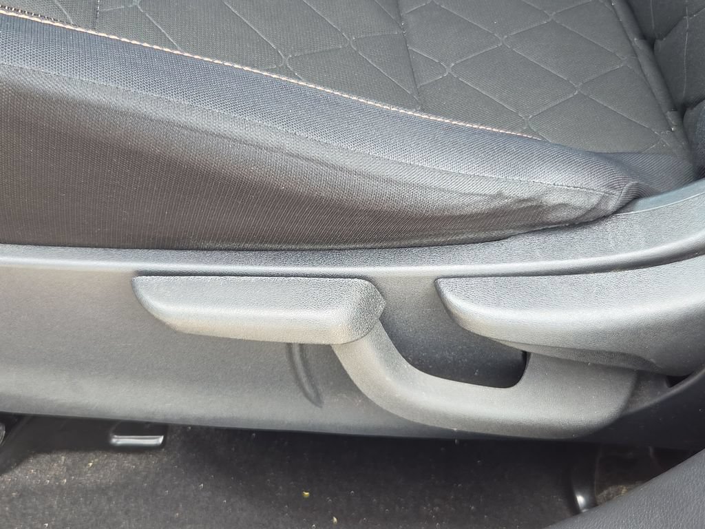 Used 2018 Nissan Kicks SR w/ Interior Electronics Package FWD image 14
