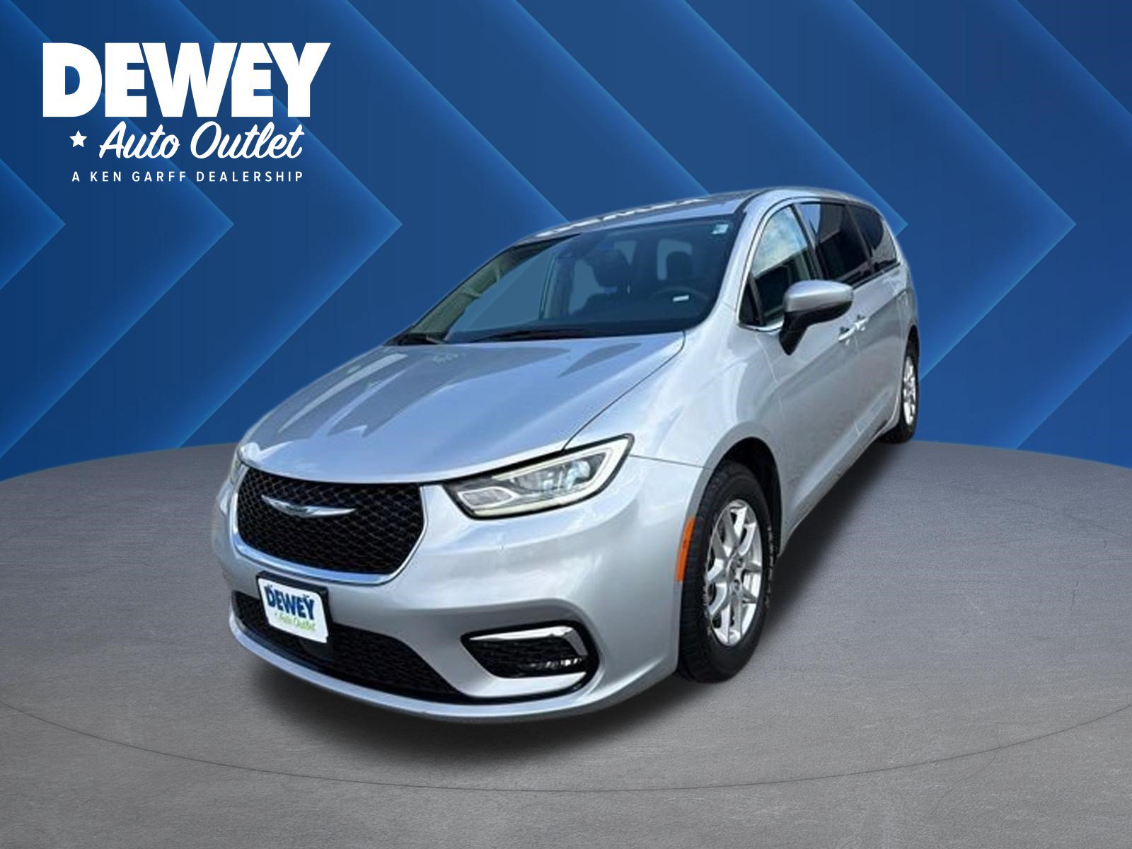 Used 2023 Chrysler Pacifica Touring-L FWD image 1