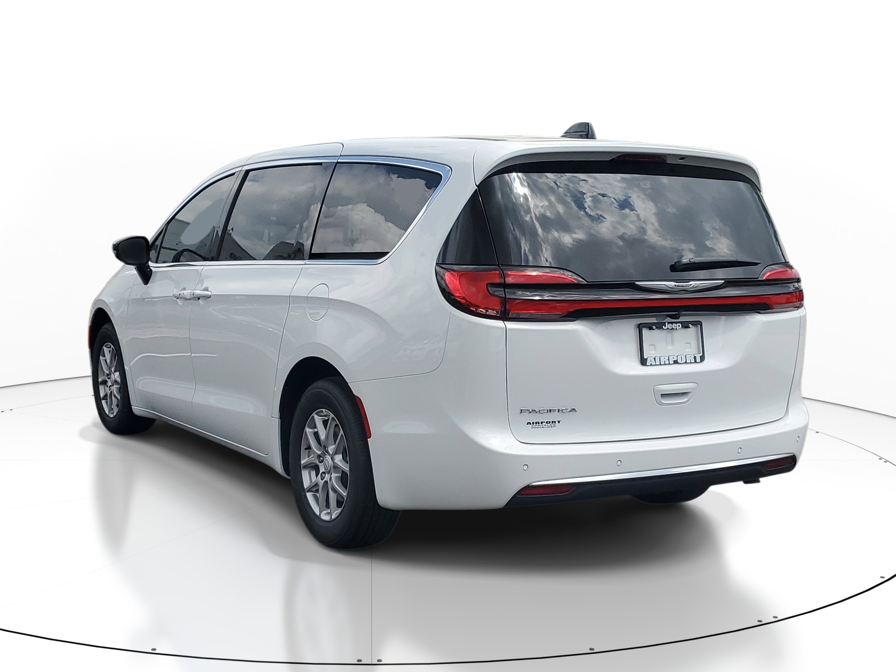 New 2026 Chrysler Pacifica Select image 3