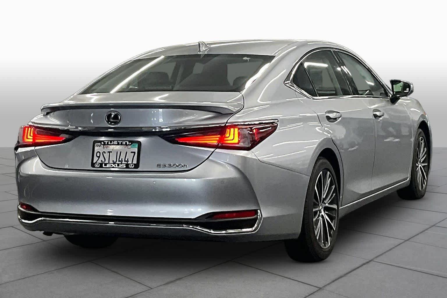 Used 2025 Lexus ES 300h w/ Premium Package FWD image 13