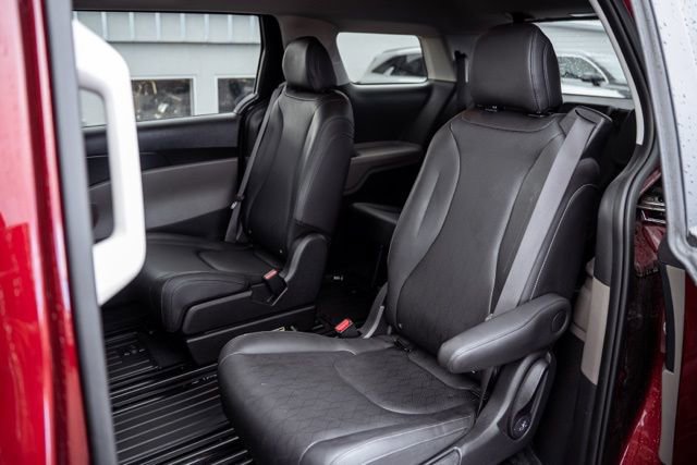 Used 2025 Kia Carnival image 23