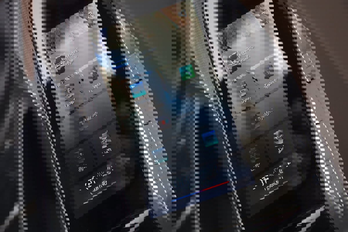 Used 2023 BMW 740i w/ Parking Assistance Package image 18