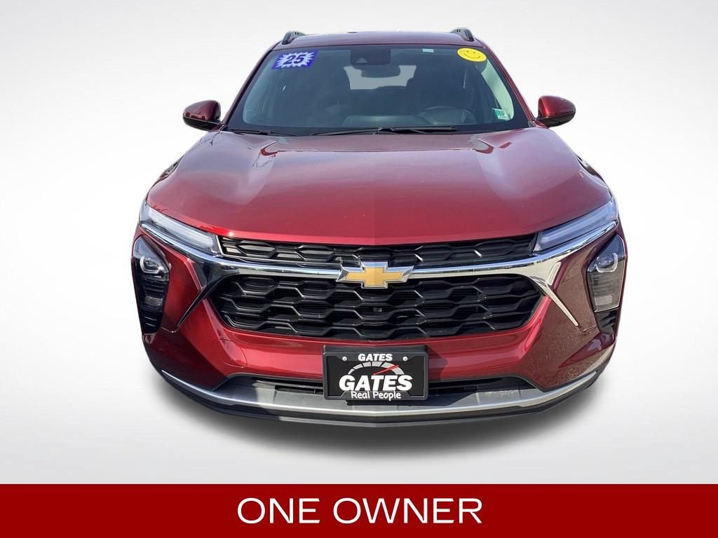 Used 2025 Chevrolet Trax LT w/ LT Convenience Package FWD image 2