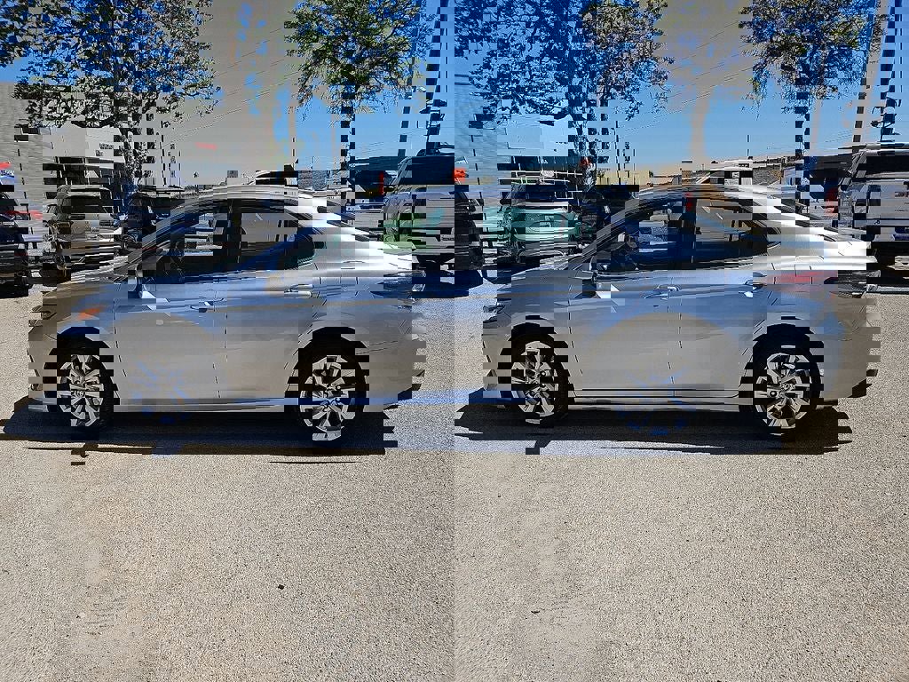 Used 2022 Toyota Camry LE image 3