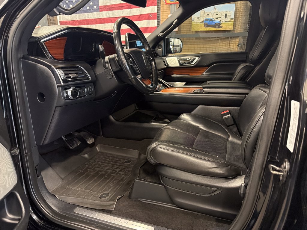 Used 2018 Lincoln Navigator Reserve w/ Technology Package AWD/4WD image 3