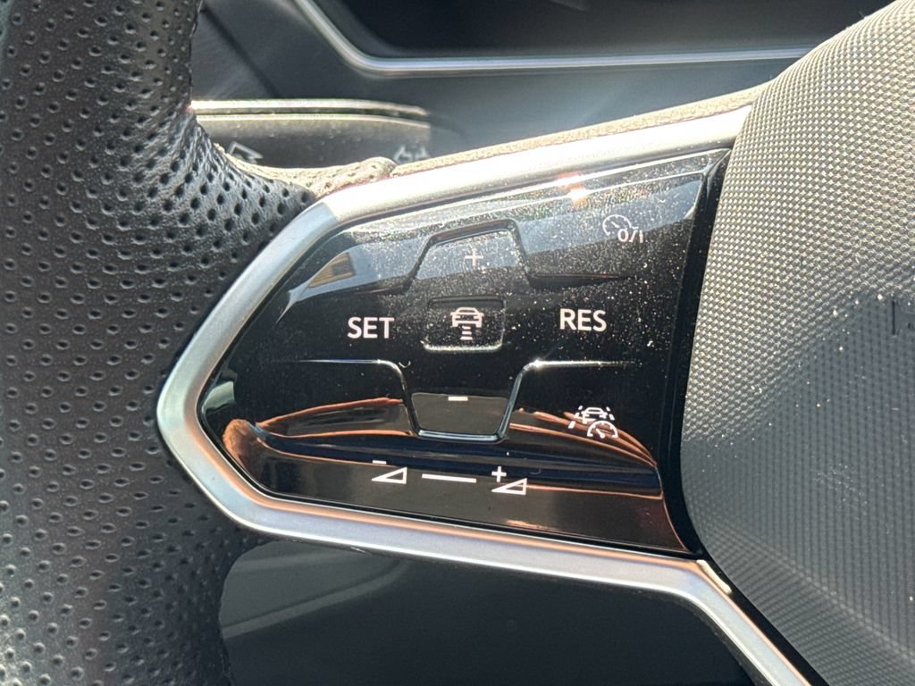 Used 2022 Volkswagen Tiguan SEL R-Line AWD/4WD image 30