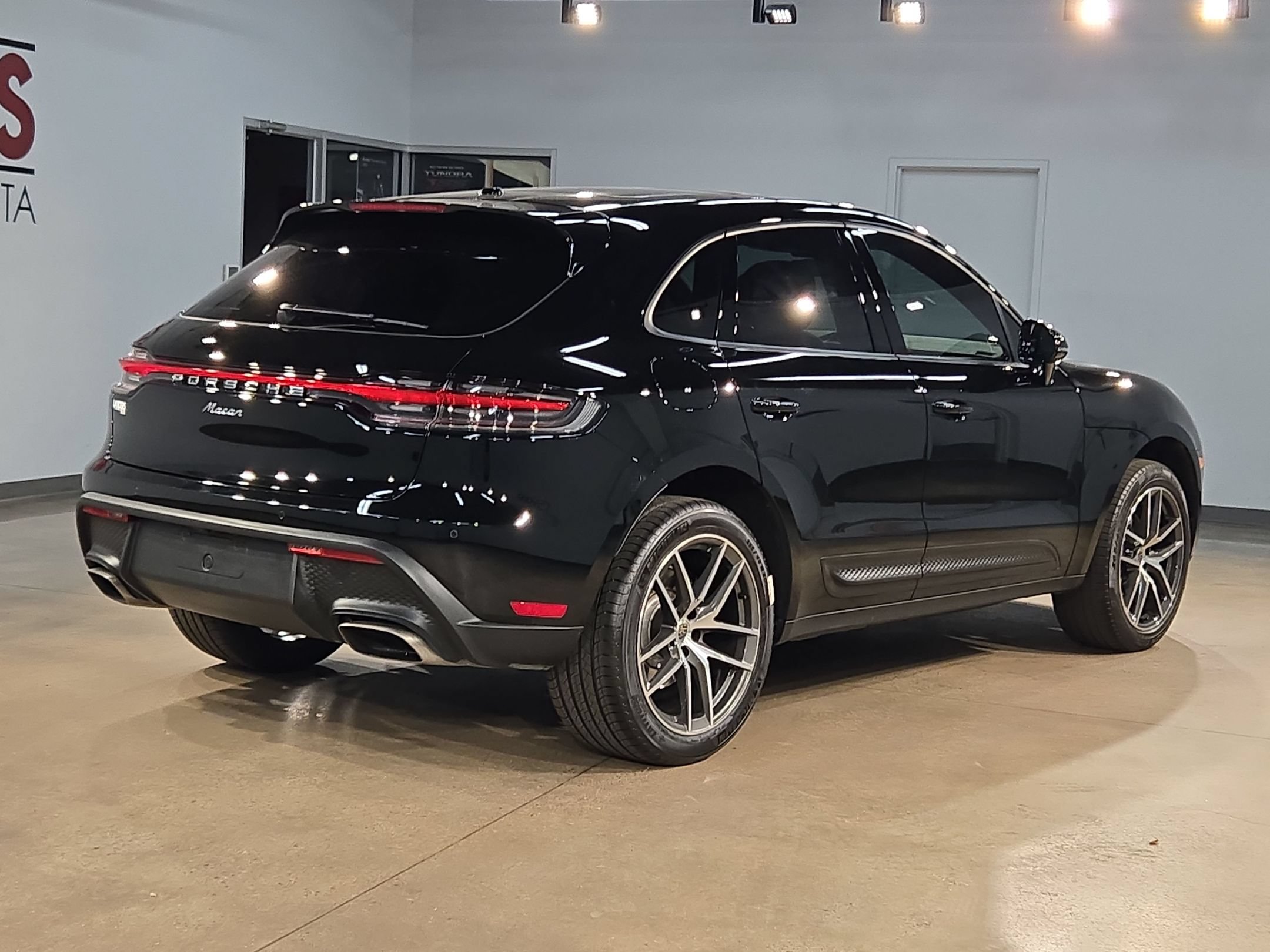 Used 2024 Porsche Macan AWD/4WD image 7