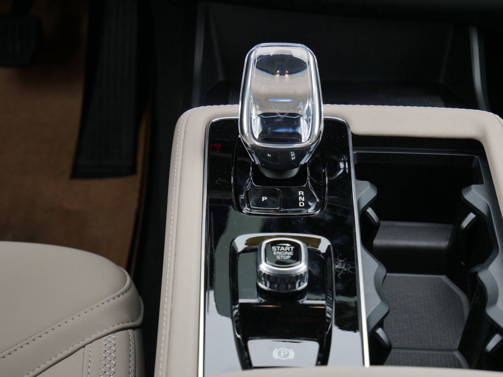 New 2026 Volvo XC90 T8 Plus w/ Protection Package Premier image 9