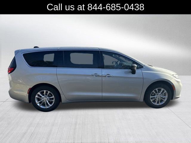 New 2026 Chrysler Pacifica Select image 4