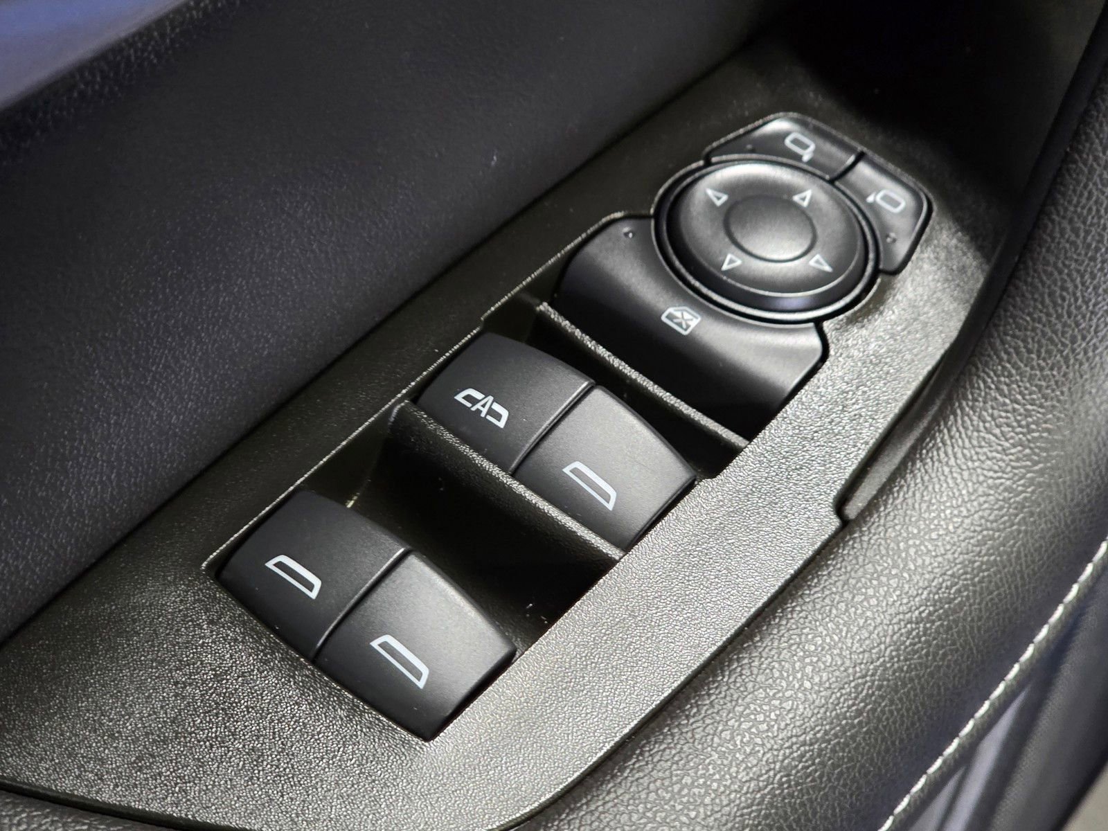 Used 2025 Chevrolet Blazer LT w/ Convenience Package image 21