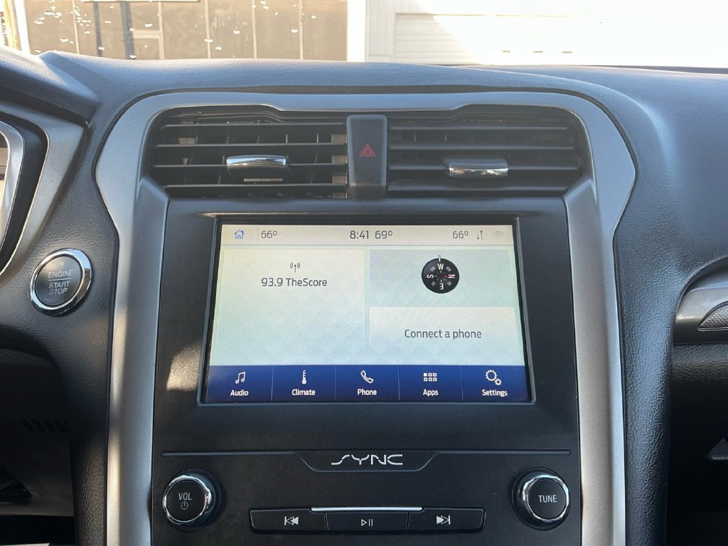Used 2020 Ford Fusion SE FWD image 26