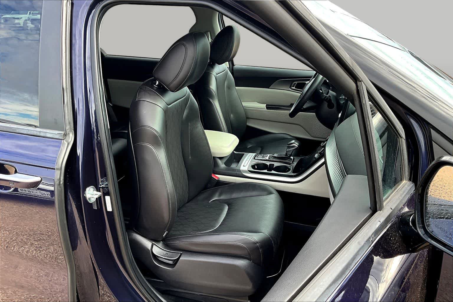 Used 2024 Kia Carnival LX FWD image 9