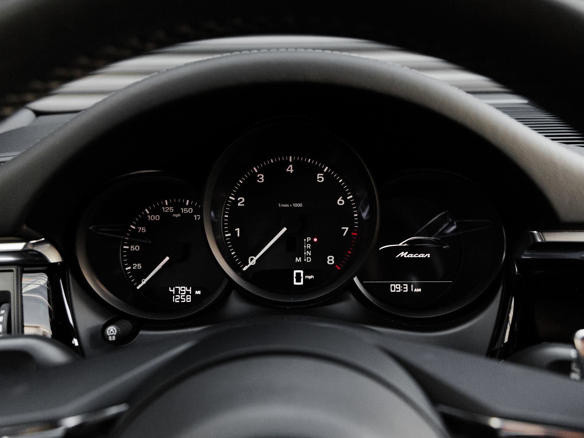 Certified 2025 Porsche Macan AWD/4WD image 18