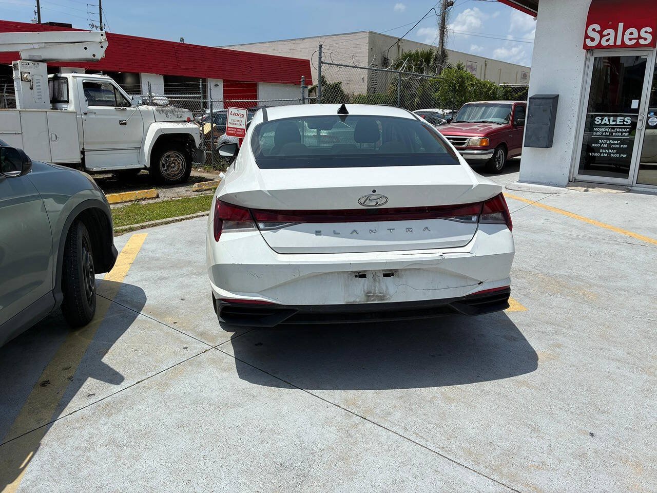 Used 2021 Hyundai Elantra SE FWD image 4