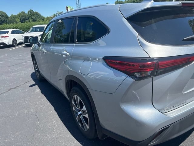 Used 2023 Toyota Highlander XLE AWD/4WD image 9