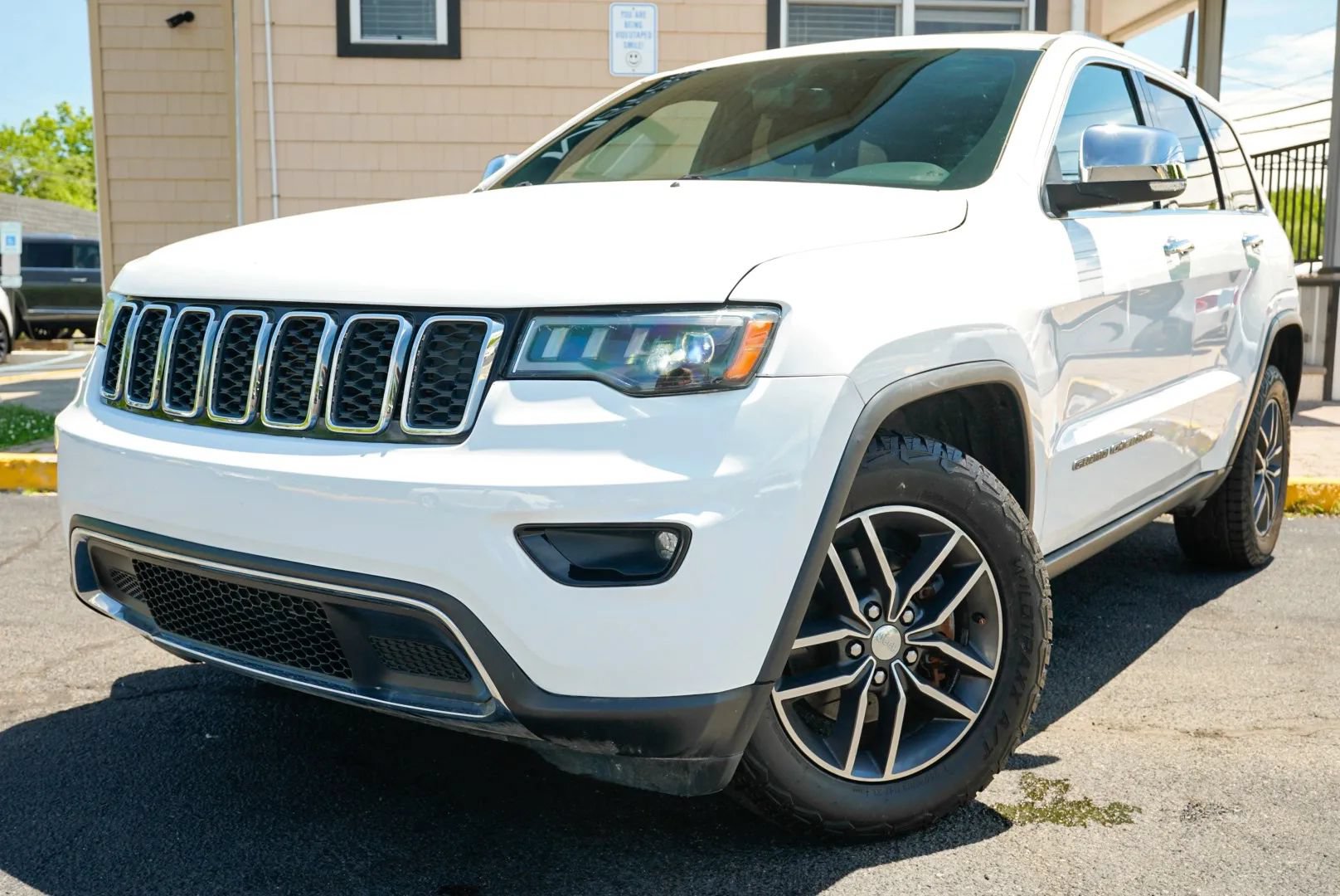 Used 2018 Jeep Grand Cherokee Limited AWD/4WD image 9