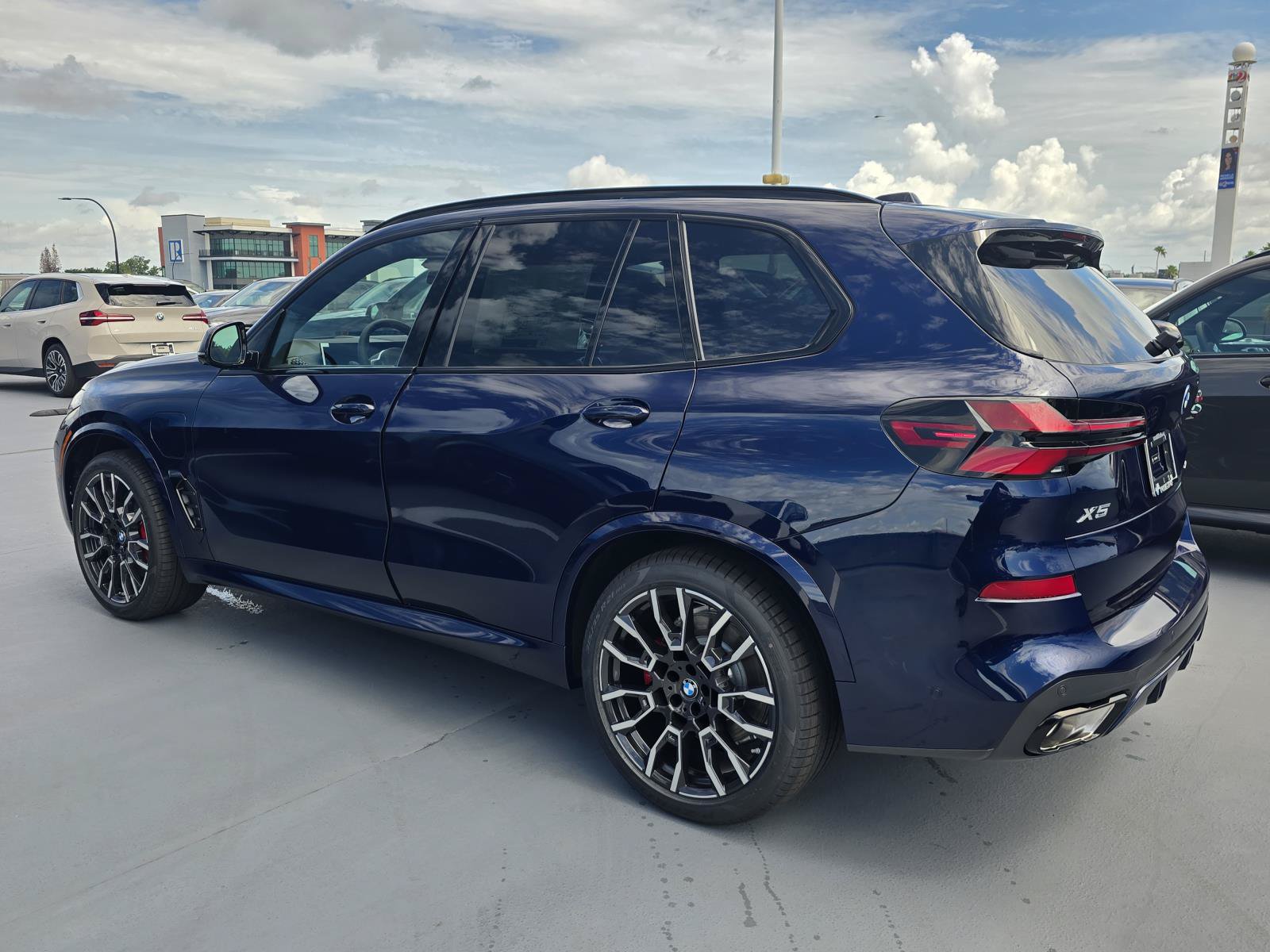 New 2026 BMW X5 xDrive50e w/ M Sport Package AWD/4WD image 6