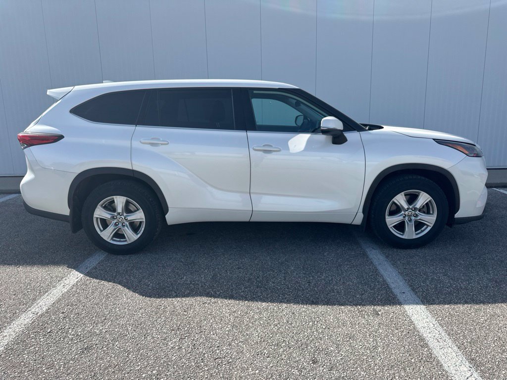 Used 2021 Toyota Highlander LE AWD/4WD image 9