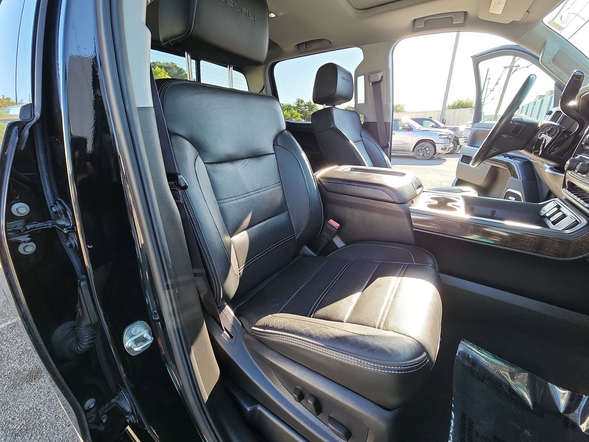 Used 2015 GMC Sierra 2500 Denali w/ Duramax Plus Package AWD/4WD image 26