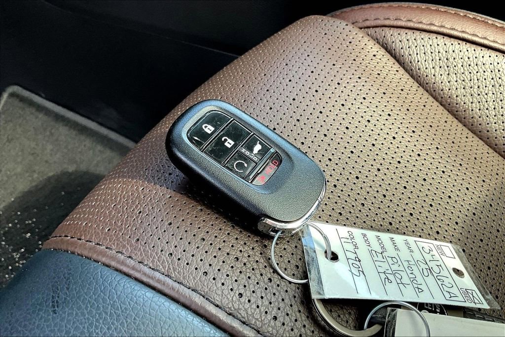 Used 2025 Honda Pilot Elite image 38