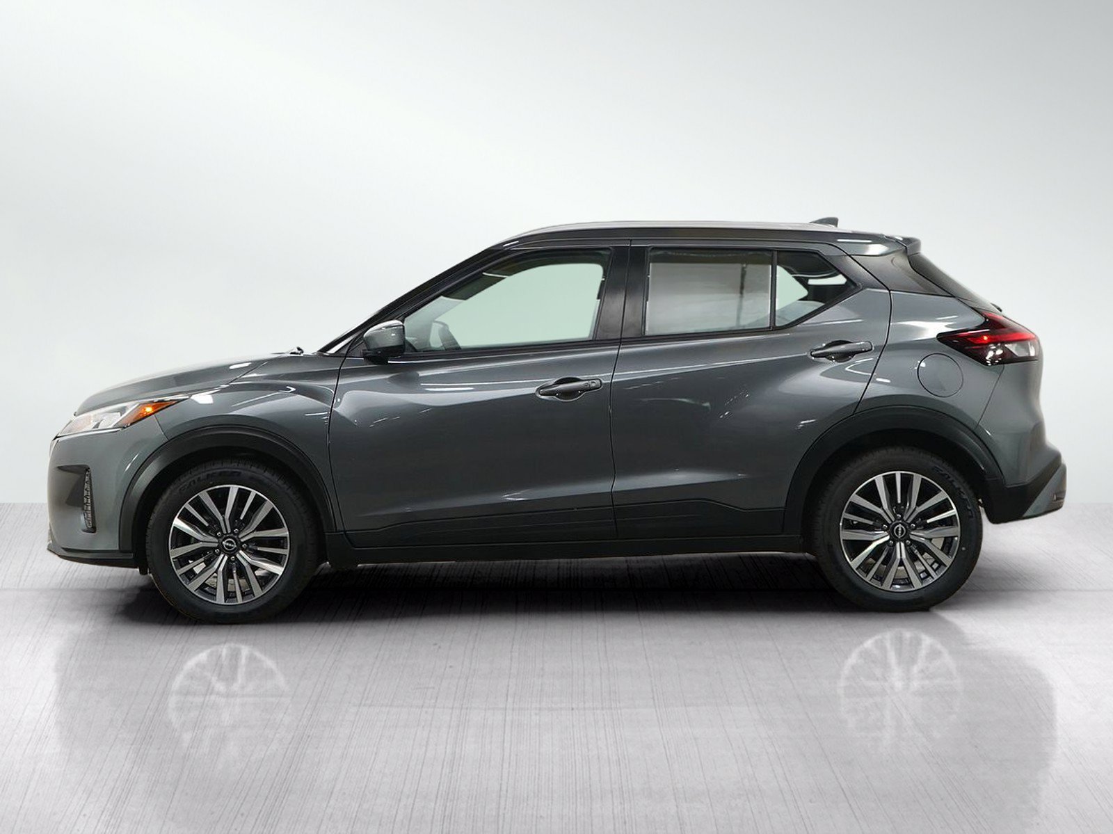 Used 2022 Nissan Kicks SV FWD image 2