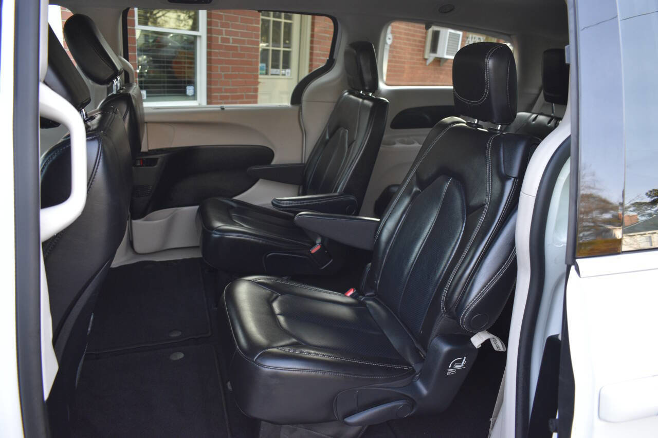 Used 2023 Chrysler Pacifica Touring-L image 9