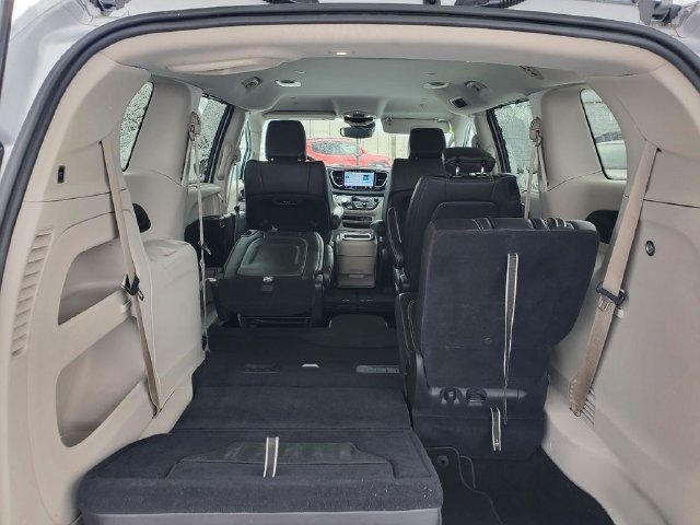 Used 2024 Chrysler Pacifica Touring-L FWD image 27