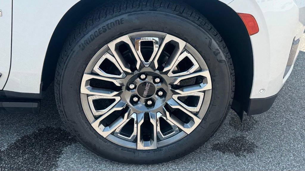 Used 2024 GMC Yukon Denali Ultimate AWD/4WD image 8