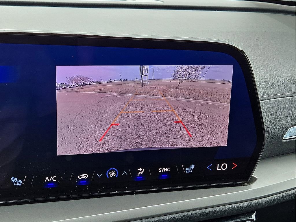 Used 2025 Chevrolet Traverse LT image 28