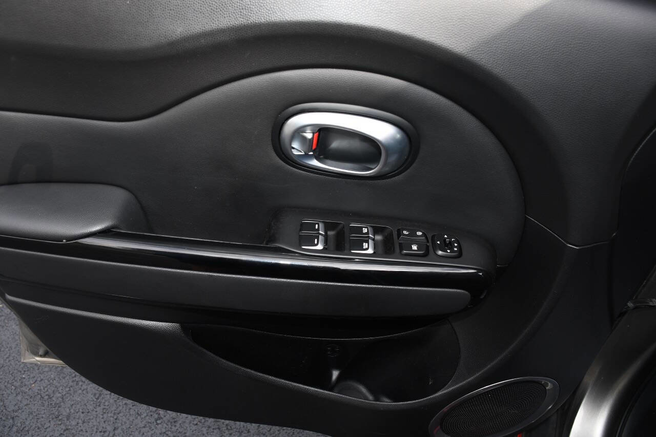 Used 2018 Kia Soul ! FWD image 15