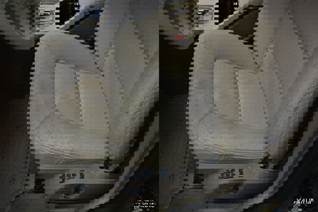 Used 2010 Volvo XC70 3.2 image 17