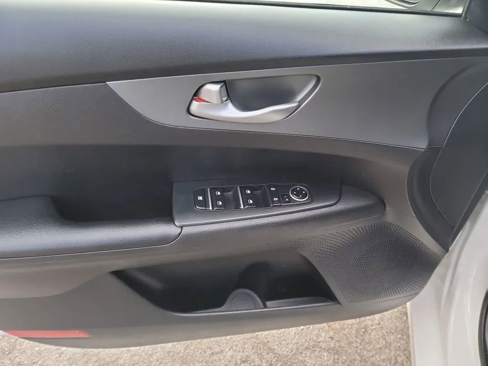 Used 2020 Kia Forte LXS FWD image 11