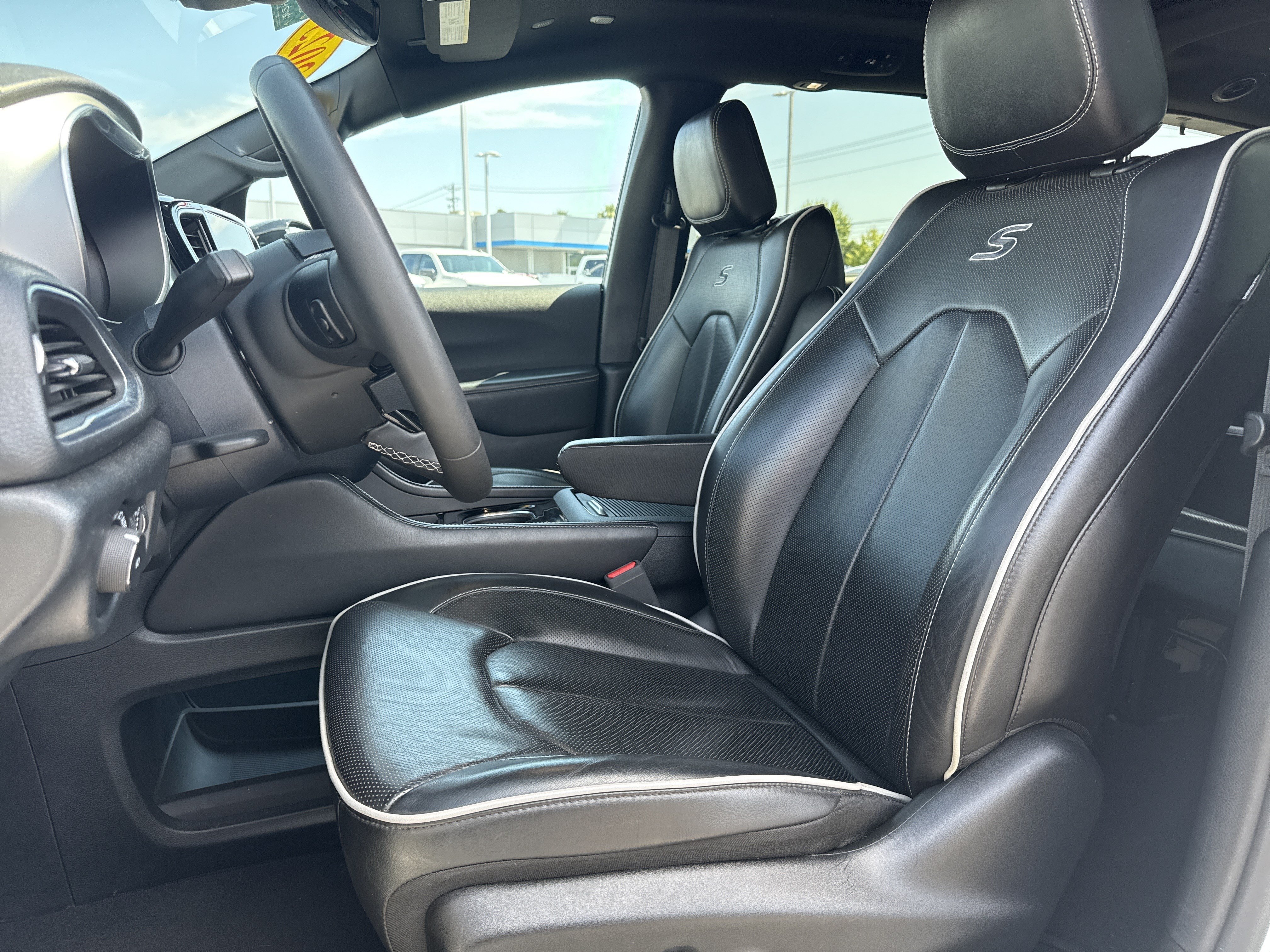 Used 2025 Chrysler Pacifica Limited FWD image 15
