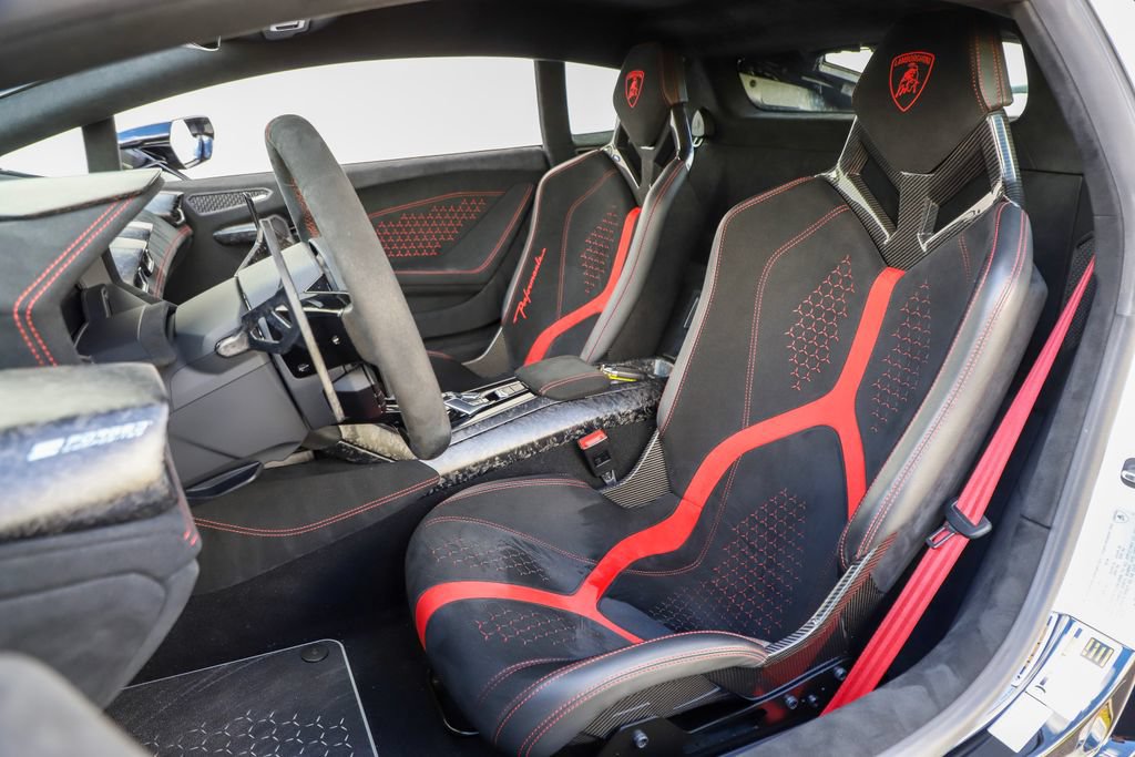 Used 2018 Lamborghini Huracan Performante AWD/4WD image 12