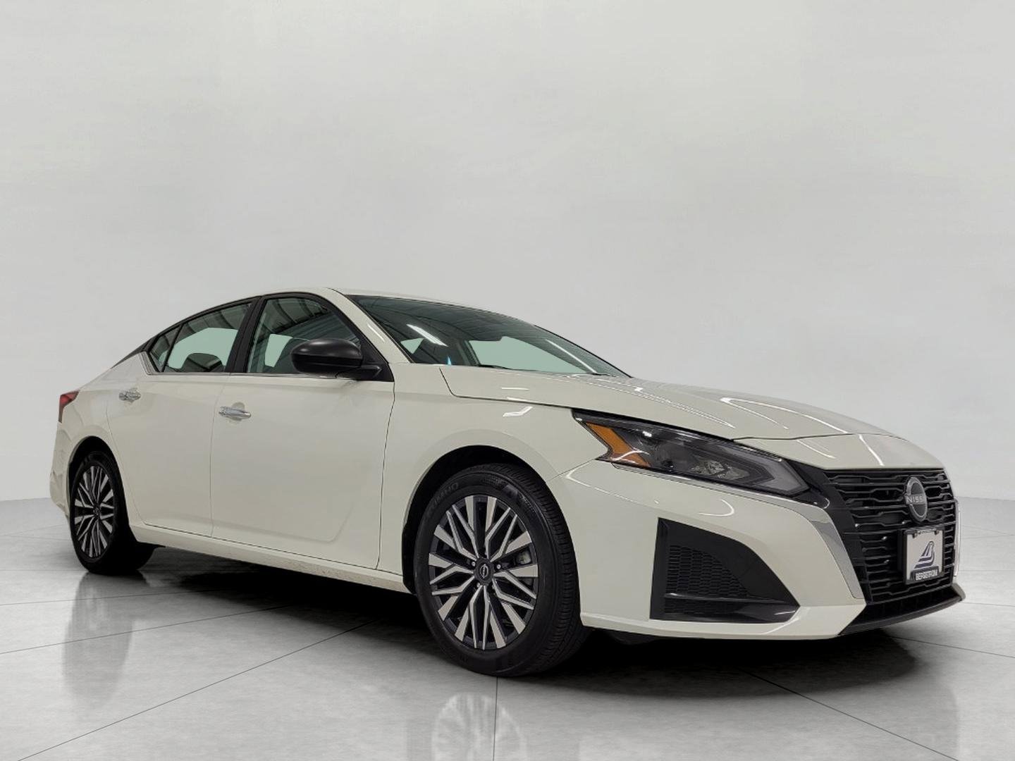 Used 2025 Nissan Altima 2.5 SV FWD image 1