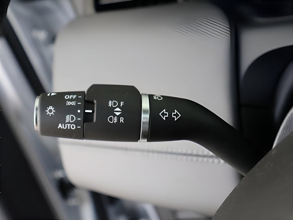 Used 2025 Land Rover Discovery Sport Dynamic SE AWD/4WD image 35