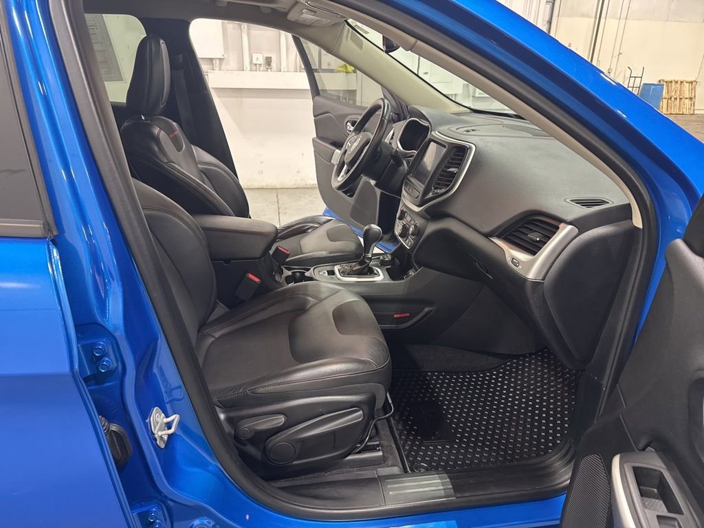 Used 2018 Jeep Cherokee Trailhawk w/ Comfort/Convenience Group image 28