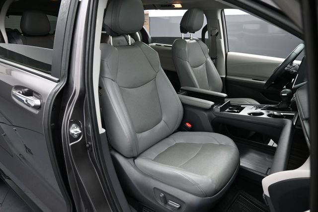 Used 2021 Toyota Sienna Limited FWD image 32