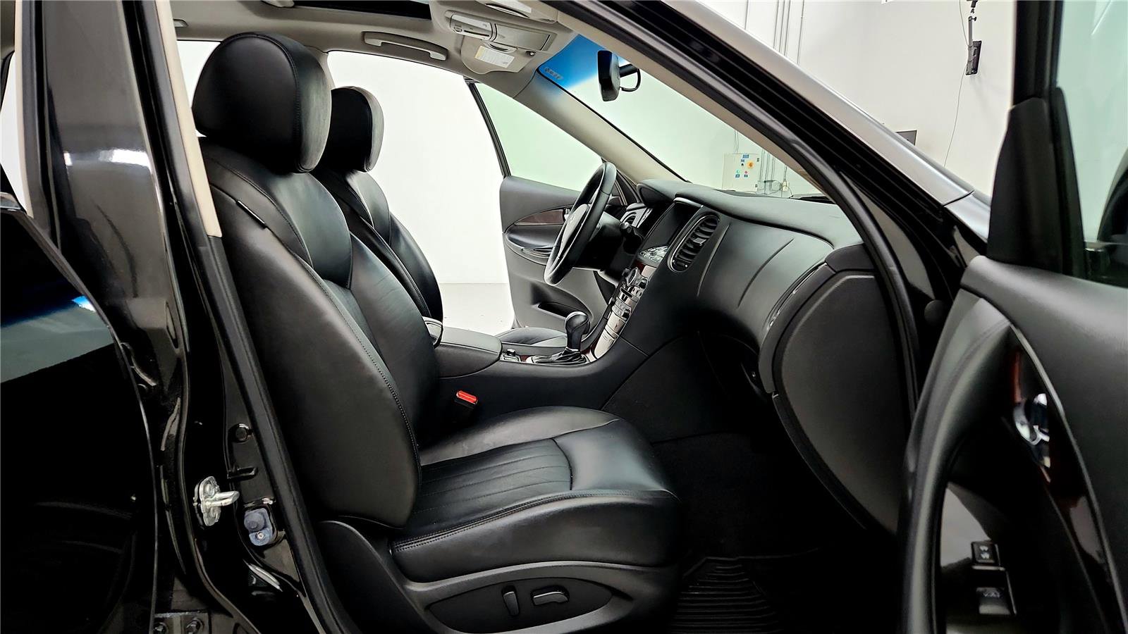 Used 2017 INFINITI QX50 AWD w/ Premium Plus Package image 17