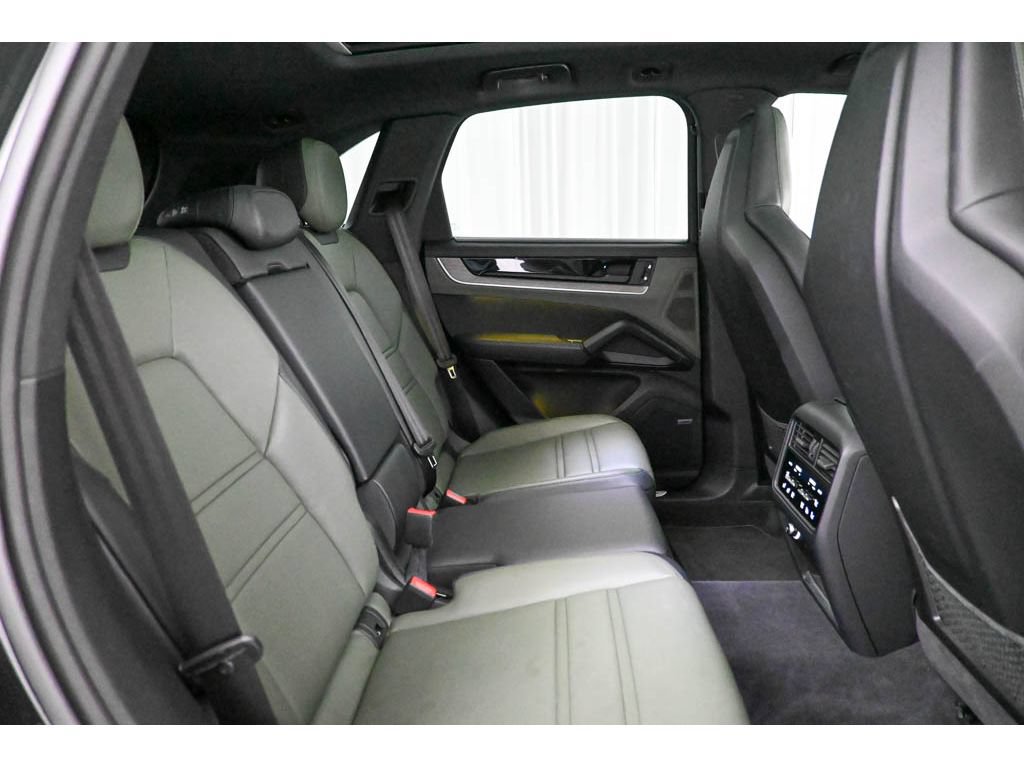 Used 2024 Porsche Cayenne S AWD/4WD image 21