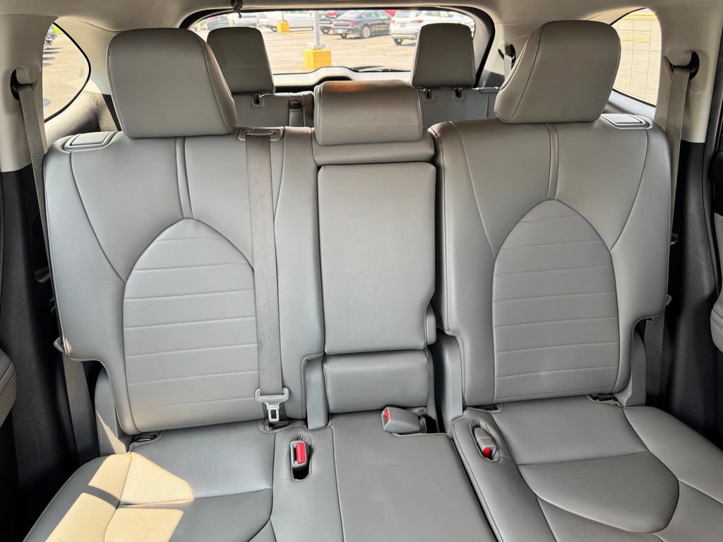 Used 2021 Toyota Highlander XLE AWD/4WD image 16
