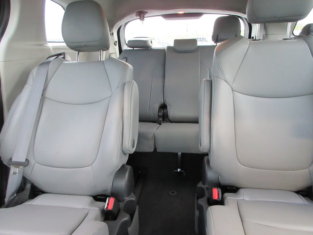 Used 2022 Toyota Sienna XLE AWD/4WD image 21