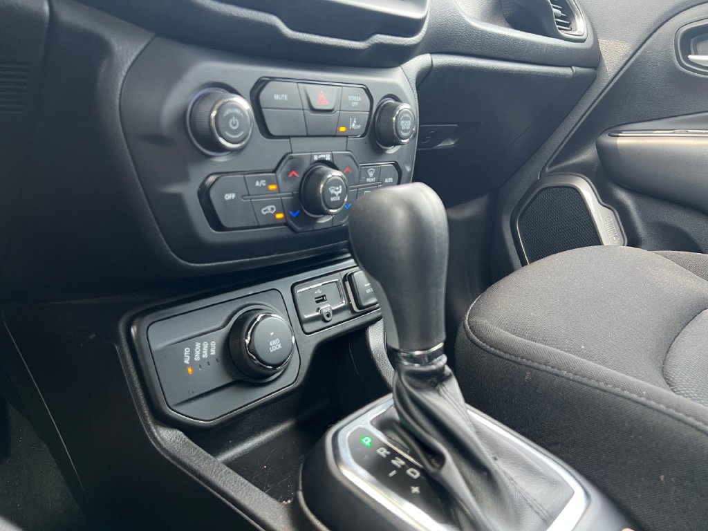 Used 2023 Jeep Renegade Latitude AWD/4WD image 31