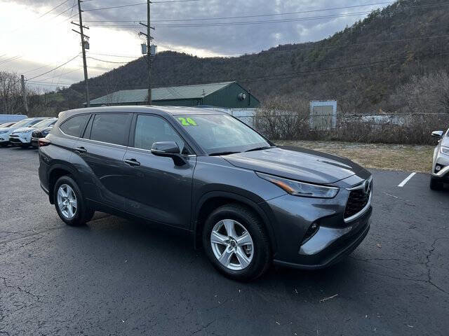 Used 2024 Toyota Highlander AWD image 3