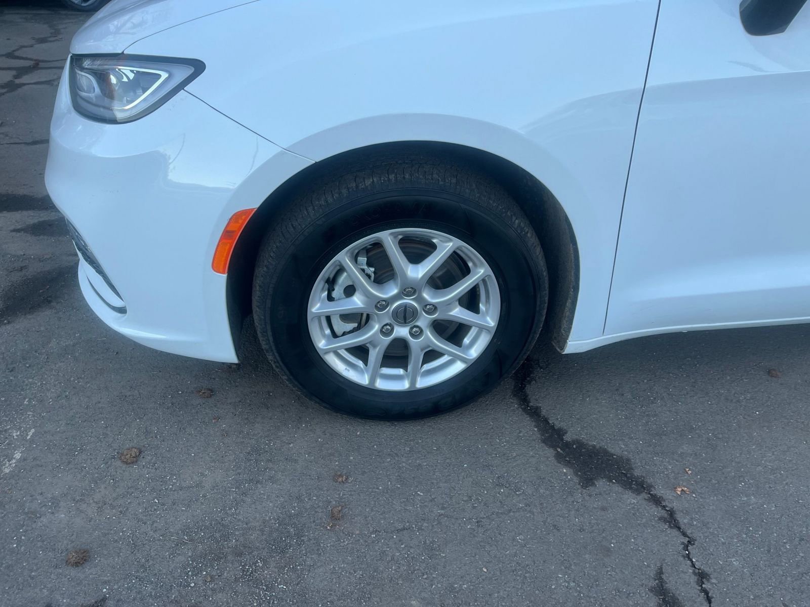 Used 2025 Chrysler Pacifica Select image 31