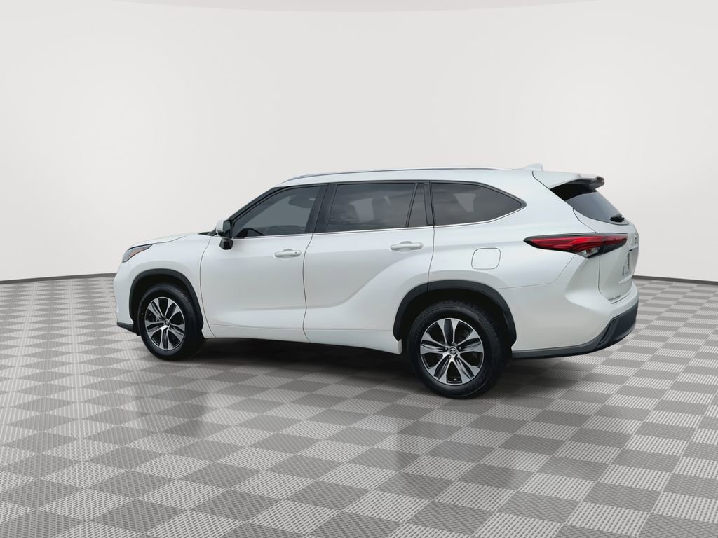 Used 2021 Toyota Highlander XLE FWD image 6