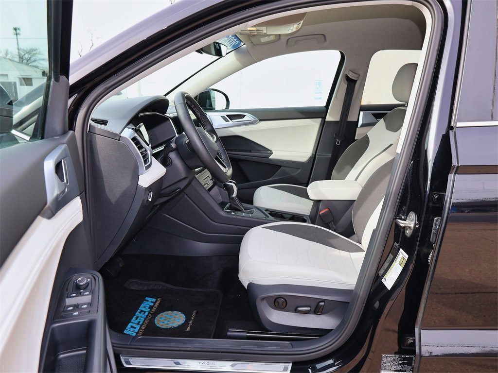 Certified 2025 Volkswagen Taos SE image 11