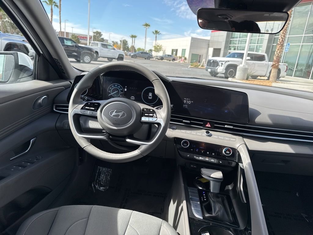 Used 2025 Hyundai Elantra SEL image 17