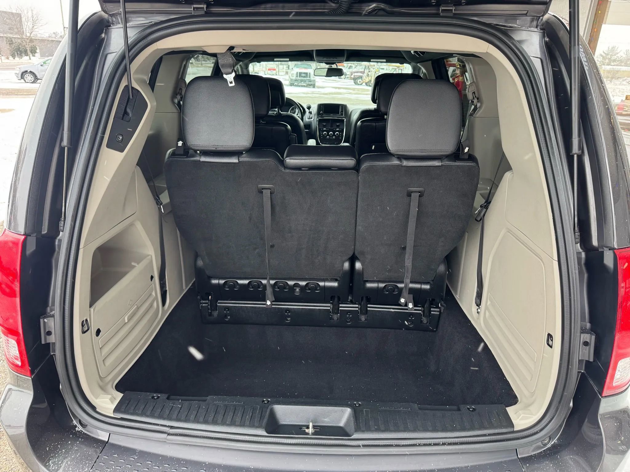 Used 2017 Dodge Grand Caravan SXT image 16